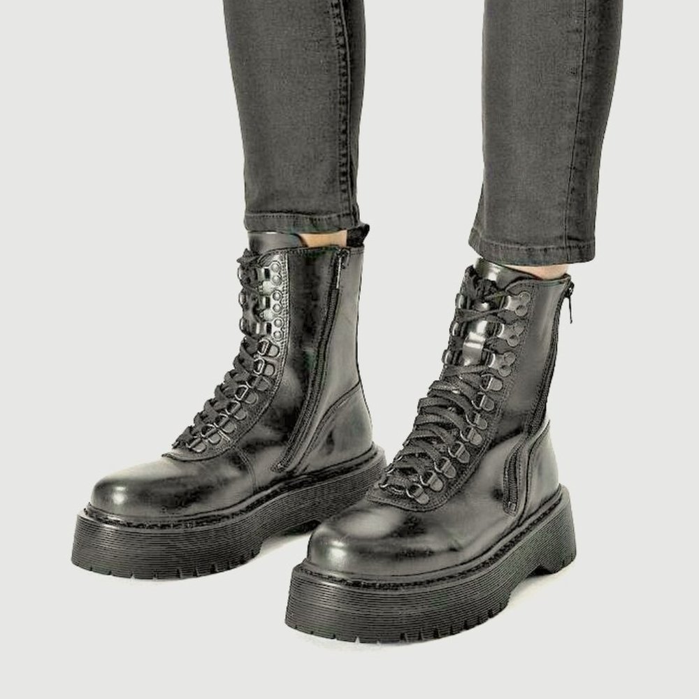 The KOOPLES WOMEN'S LACE-UP LEATHER FLAT BLACK BOOTS SIZE 39 NWB MSRP.$ 389